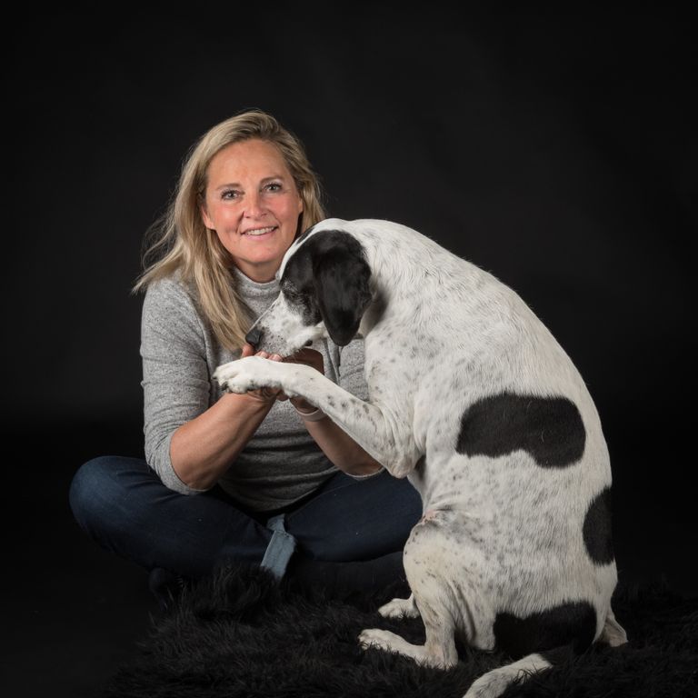 : <img source='pic.gif' alt='Susanna Bauer mit Hund Lenny' />