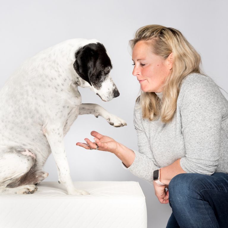 : <img source='pic.gif' alt='Susanna Bauer mit Hund Lenny' />